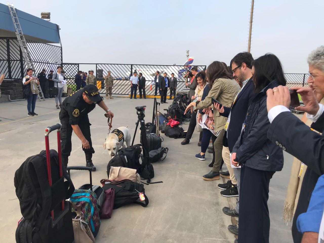 Periodistas ya se encuentran en el aeropuerto internacional Jorge Chávez, en Lima, para viajar hacia la ciudad de Puerto Maldonado. (Foto: Juan Aurelio Arévalo)
