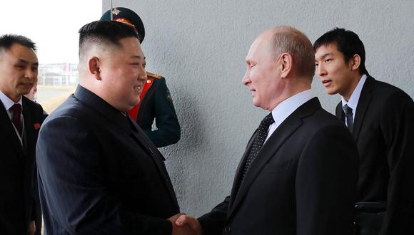 El líder norcoreano Kim Jong-un y el presidente ruso Vladimir Putin en la Universidad Federal del Lejano Oriente en la isla Russky en el puerto de Vladivostok, en el extremo oriental de Rusia. (Foto de KCNA VIA KNS / AFP)
