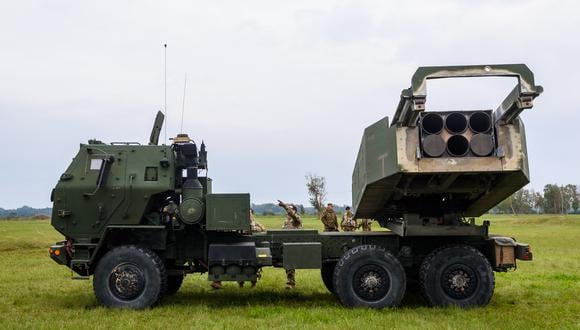 El Sistema de Cohetes de Artillería de Alta Movilidad (HIMARS) durante un ejercicio militar en Skede, Letonia. EE.UU. anunció el 28 de septiembre de 2022 que duplicará la cantidad de sistemas de cohetes HIMARS enviados a Ucrania. (Foto: Gints Ivuskans / AFP)