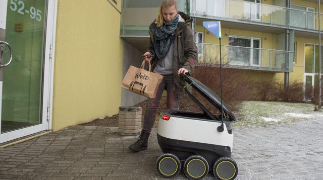 Robot estonio cruza la calle para repartir alimentos [VIDEO] - 1