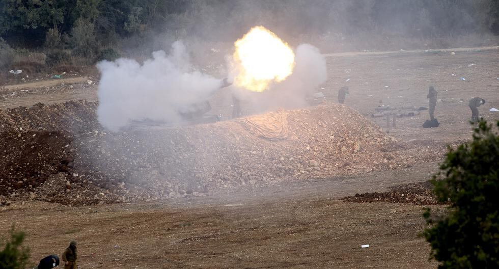 Hezbollah bombs two Israeli barracks after the death of three of its members