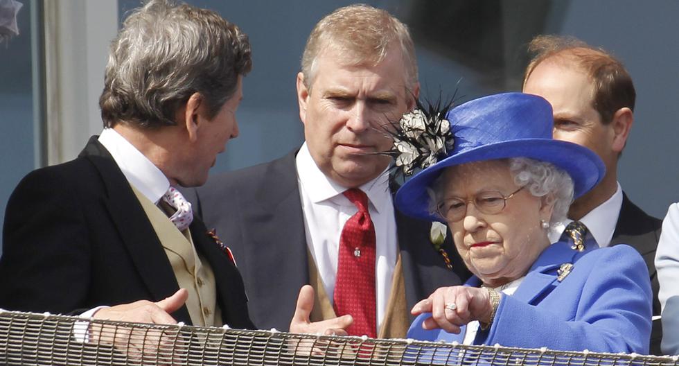 Desde el balcón y luego del Derby de Epsom, la reina Isabel II le señala a su hijo Andrés (ubicado al centro) que mire hacia la pista de carrera de caballos. Fotografía tomada el 2 de junio del 2012. AP