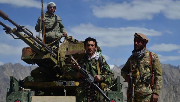 Miembros del movimiento de resistencia afgano y las fuerzas antitalibanes montan guardia en un puesto de avanzada en Kotal-e Anjuman, distrito de Paryan, en la provincia de Panjshir. (Ahmad SAHEL ARMAN / AFP).