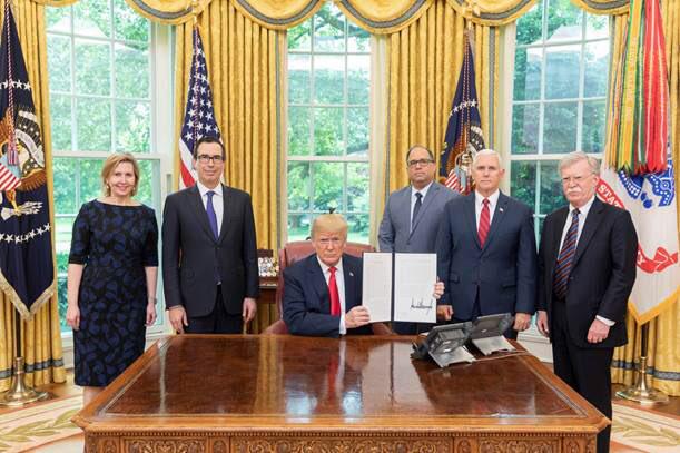 Donald Trump muestra el documento que consigna las nuevas sanciones contra Venezuela.