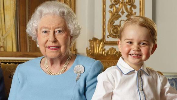 La reina Isabel eterniza sus 90 años junto al príncipe Jorge