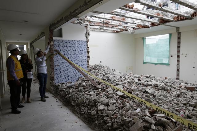 La demolición de los dos últimos pisos del hostal Plaza Mayor podría concluirse antes de fin de año. (Anthony Niño de Guzmán / El Comercio)
