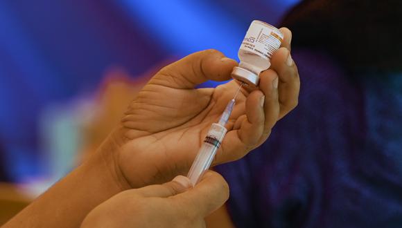 Un trabajador de la salud prepara una dosis de la vacuna Covaxin contra el coronavirus Covid-19 en un centro de vacunación en Nueva Delhi el 29 de setiembre de 2021. (Foto: Sajjad HUSSAIN / AFP)