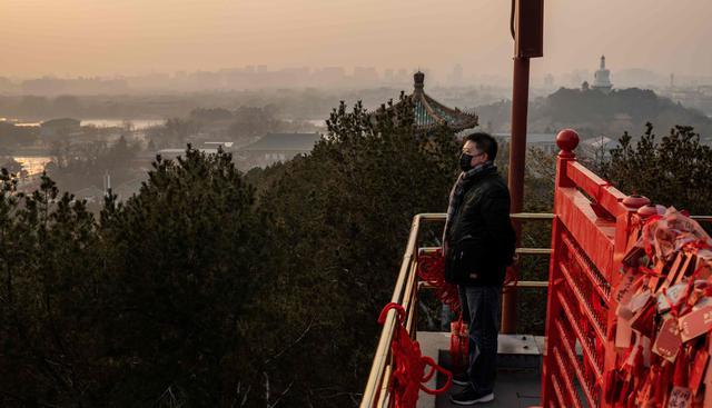Los dos grandes parques de la capital, que acogieron a 1,4 millones de visitantes para las festividades en 2019, mantuvieron cerradas las puertas el sábado en el inicio del año de la Rata, el primero de los 12 signos del zodíaco chino. (AFP).