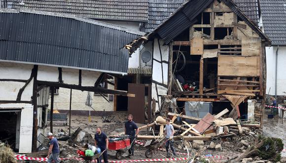 En Alemania, unos vecinos remueven los escombros que dejó a su paso el temporal. REUTERS