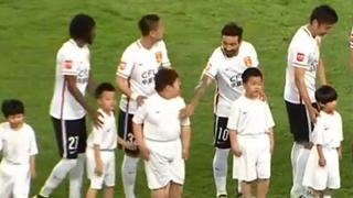 Lavezzi mostró su lado cómico con broma a niño chino [VIDEO]