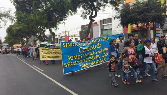 Trabajadores de Cencosud protestaron frente a Wong de Benavides