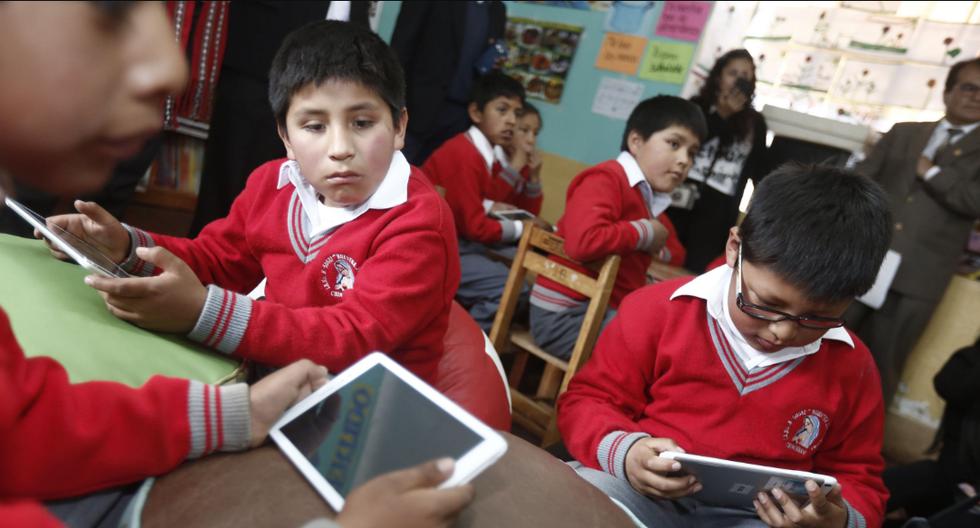 La nueva estrategia del Ministerio de Educación es complementar la educación a distancia con la entrega de tabletas. (Foto referencial)