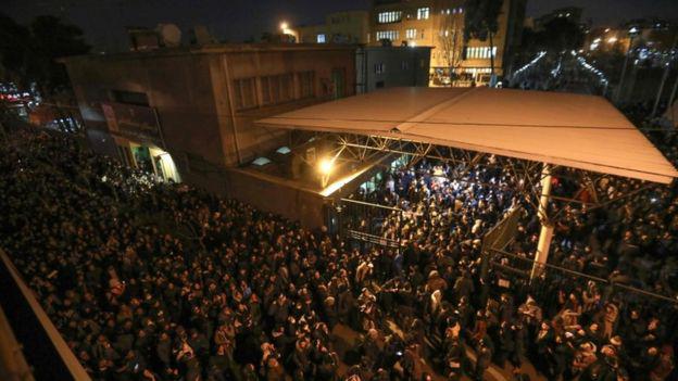 Estudiantes se manifestaron fuera de la universidad Amir Kabir, una vigilia que se convirtió en protesta. (Foto: AFP, via BBC Mundo)
