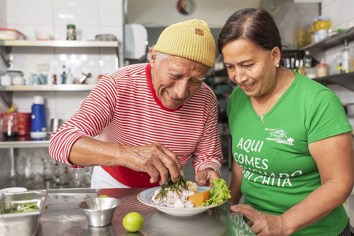 Freddy Guardia, esposo de Sonia, prepara un cebiche dentro de la cocina de la cebichería Sonia, ubicado en Chorrillos.