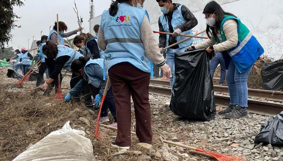Imagen de parte del grupo de voluntarios que se reunió este domingo para limpiar el Cercado de Lima. (Foto: Rodrigo Moreno)