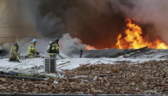 Bomberos luchan contra un incendio en la localidad de Guryong, en Seúl, Corea del Sur.