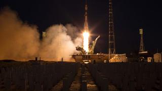Cápsula espacial Soyuz lleva a tres astronautas a la Estación Espacial Internacional