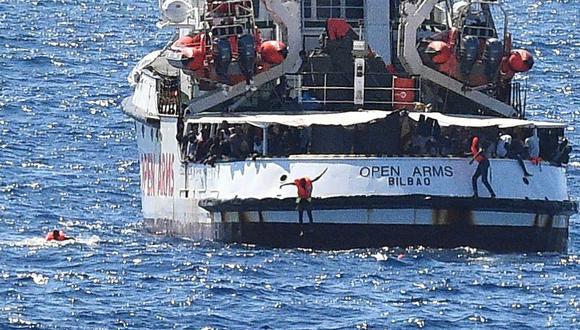 Un grupo de migrantes saltó este martes del Open Arms para intentar llegar a nado hasta Lampedusa. (Reuters).