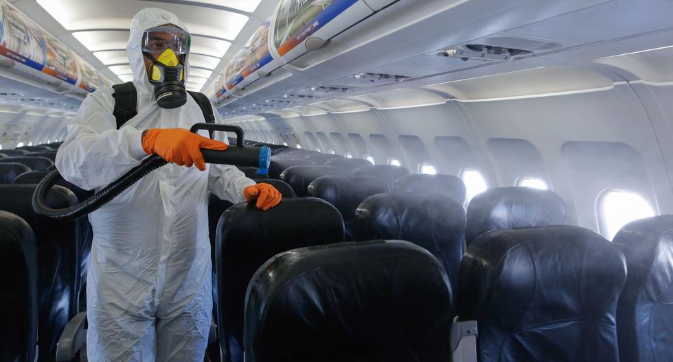 Un trabajador israelí rocía desinfectante en la cabina de un avión Airbus A320 de Israir Airlines, en el Aeropuerto Internacional Ben Gurion, en medio de la nueva pandemia de coronavirus. (Foto: GIL COHEN-MAGEN / AFP).