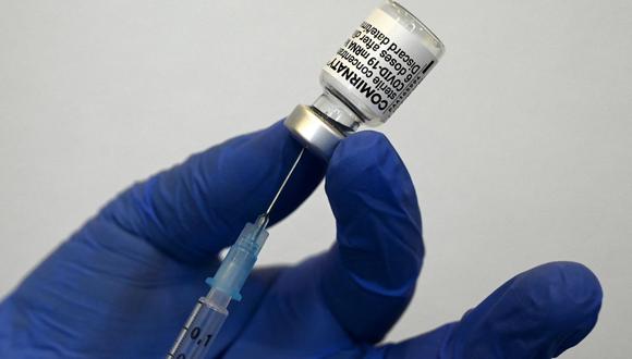 Imagen referencial. Una enfermera llena una jeringa con una vacuna contra el coronavirus en Suhl, Alemania, el 6 de mayo de 2021. (Christof STACHE / AFP).