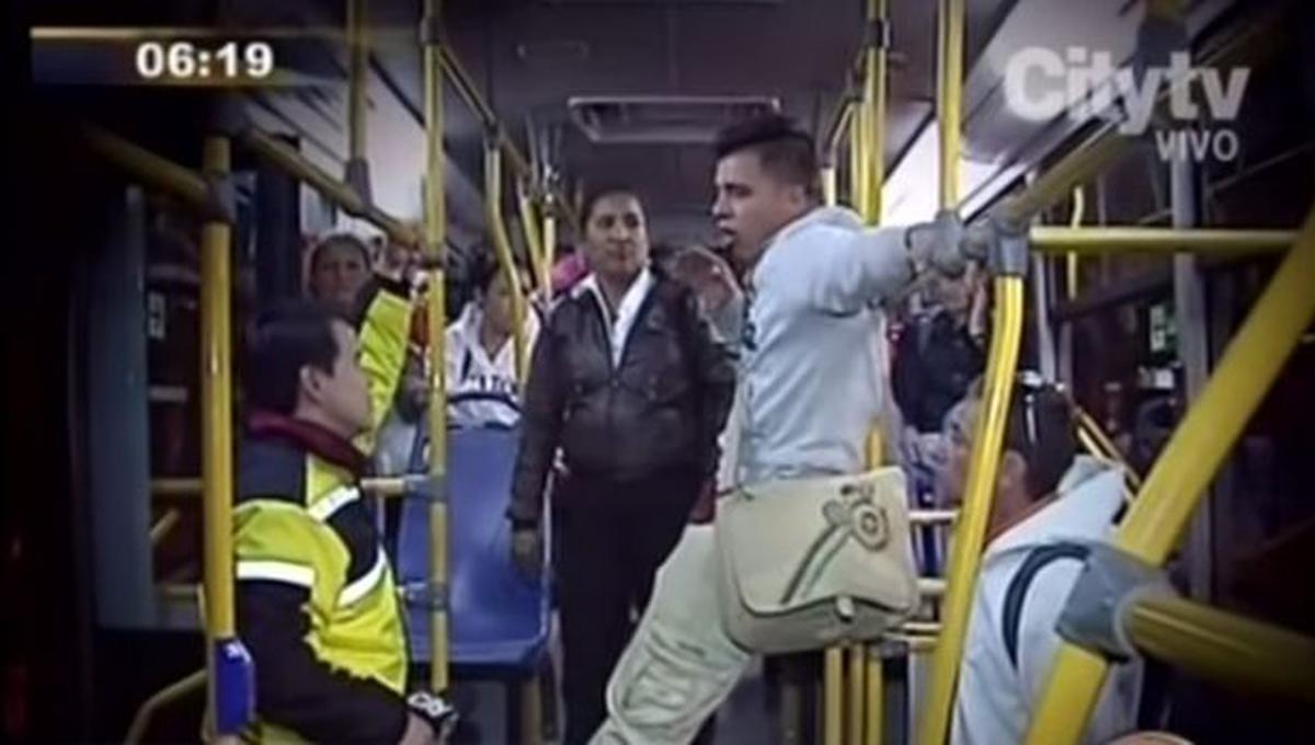 Conductor de bus abandonó a pasajeros y se tomó un taxi [VIDEO]