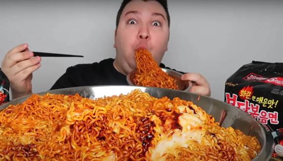 Nikocado Avocado, el youtuber que llevó su show al extremo de engordar 100 kilos. (Captura de video).