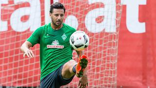 Claudio Pizarro se recupera y ya entrena con balón en Bremen