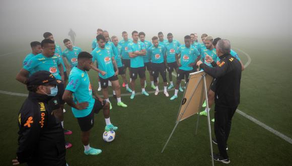Jugadores de la selección brasileña discuten sobre si jugar la Copa América. (Foto: EFE)