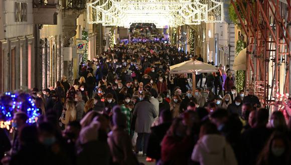 La gente recorre la abarrotada Via dei Condotti, en el centro de Roma para sus compras navideñas, el pasado 13 de diciembre de 2020, en medio de la pandemia de COVID-19. (Vincenzo PINTO / AFP)