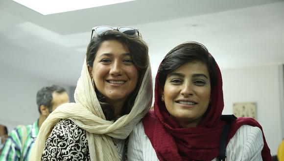 Las periodistas Nilufar Hamedi (l) y Elaheh Mohammadi (r). Las mujeres estuvieron entre las primeras en informar sobre la muerte de Amini, una mujer kurda, lo que provocó una ola masiva de protestas en Irán. (Foto: Mehrdad Aladin/dpa/Alamy Live News)