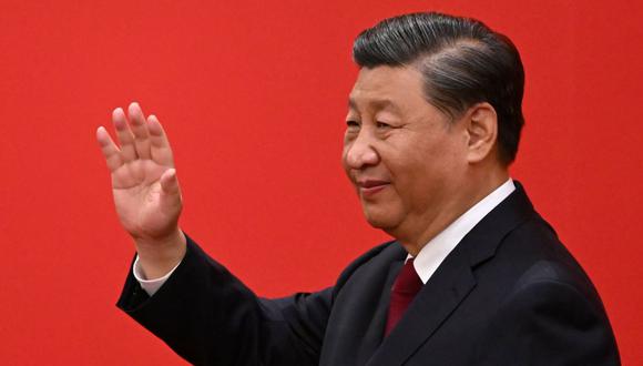 El presidente de China, Xi Jinping, saluda durante la presentación a los medios de comunicación de los miembros del nuevo Comité Permanente del Politburó del Partido Comunista Chino. (Noel CELIS / AFP).