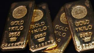 Oro opera a la baja baja tras su mejor sesión en un mes, a la espera de datos de inflación