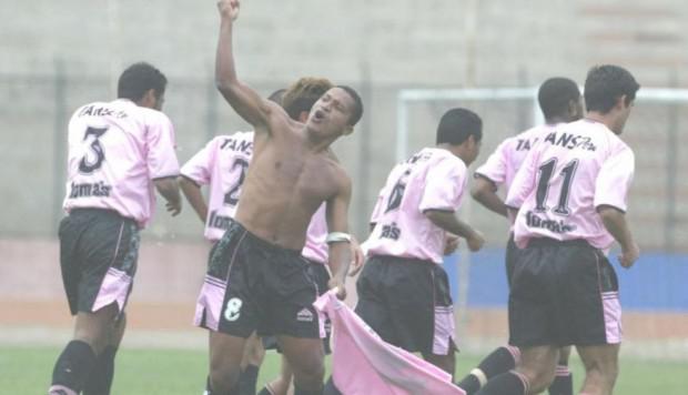 Kukín Flores celebrando un gol con Sport Boys. 