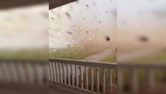 El hombre solo atinó a grabar el tornado que pasó justo al frente de la entrada del su casa. | Foto: @myahcowart/Twitter