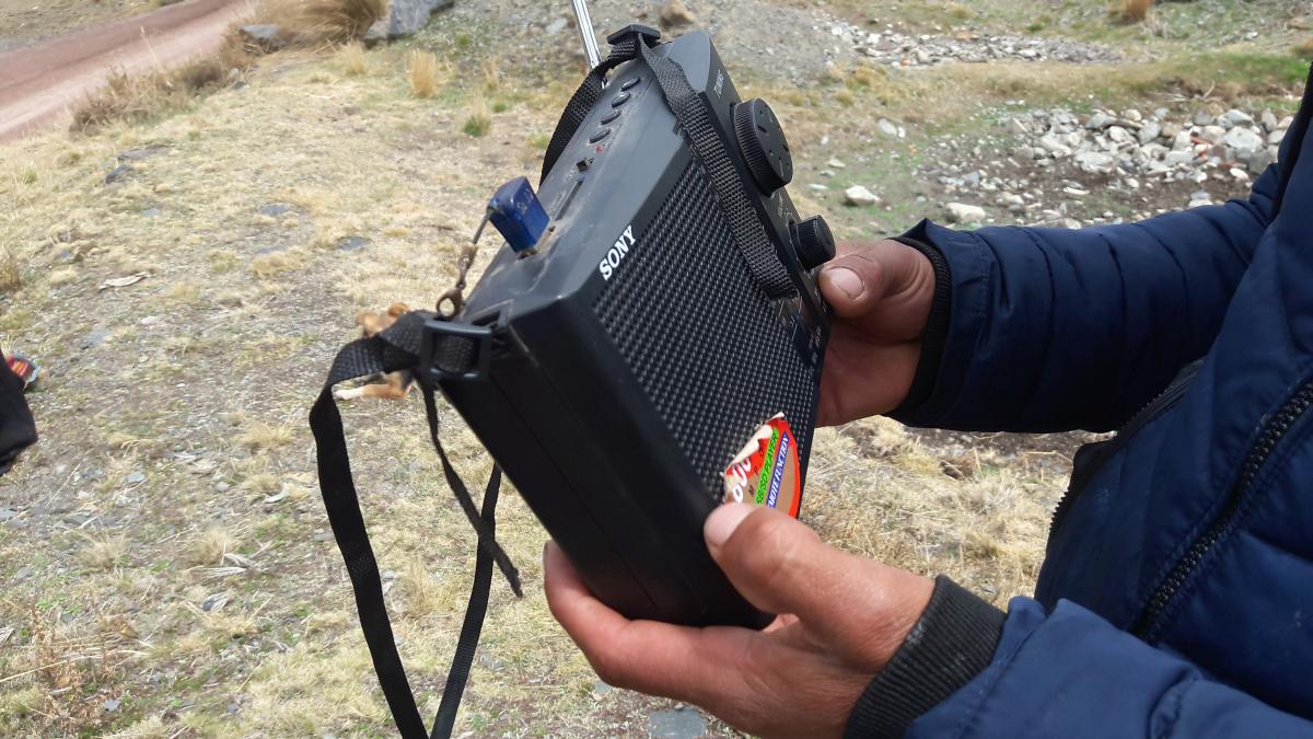 Los pobladores siguen la carrera por radio. (Foto: Christian Cruz Valdivia)