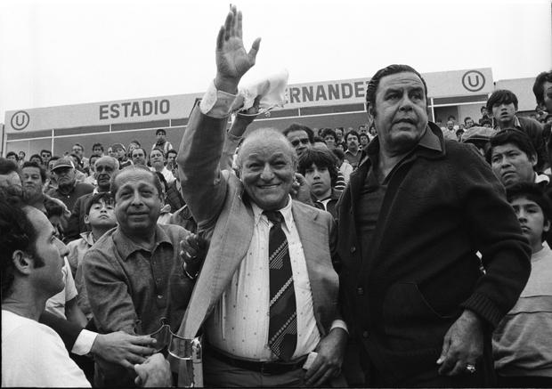 Agosto de 1983. Homenaje al gran Teodoro 'Lolo' Fernández. Lo acompaña el conductor de televisión, Augusto Ferrando. FOTO: Archivo Histórico El Comercio 
