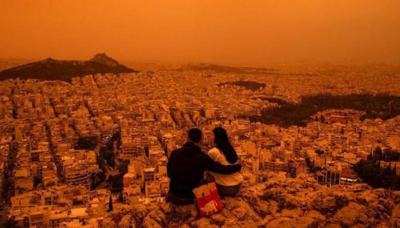 La nube de polvo del Sahara tiñó de naranja el cielo de Atenas, en Grecia. (Getty Images).