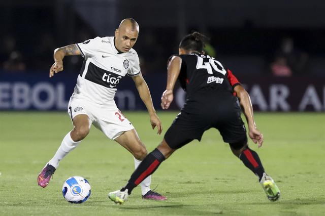 Colón Santa Fe y Olimpia igualaron sin goles en Asunción por Copa Libertadores 2022. (Foto: EFE)