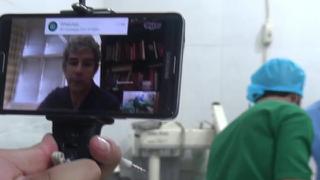 El doctor que dirige operaciones quirúrgicas por Skype [VIDEO]
