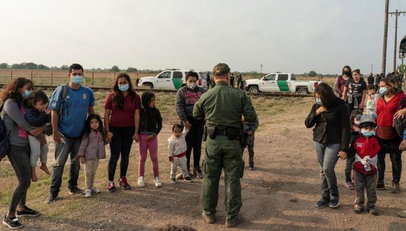 Las familias migrantes que buscan asilo esperan ser transportadas por la Patrulla Fronteriza de los Estados Unidos después de cruzar el río Grande hacia los Estados Unidos desde México en La Joya, Texas, Estados Unidos. (Foto: REUTERS / Go Nakamura).