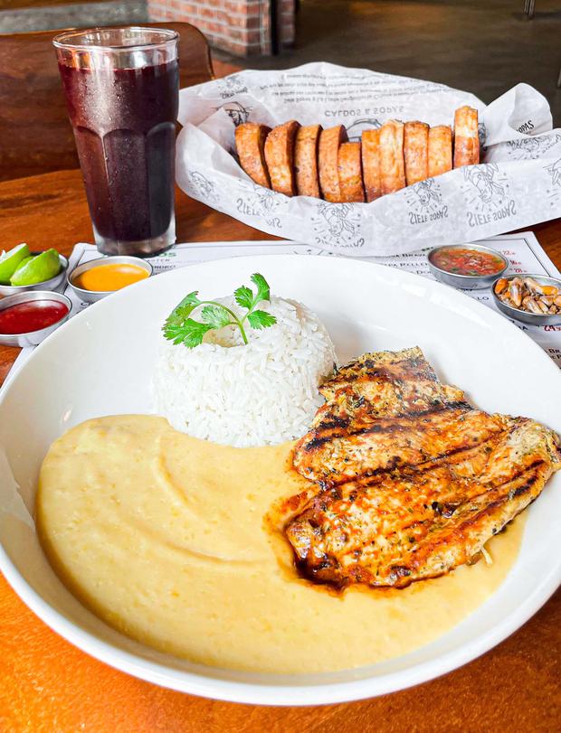Grilled chicken with mashed potatoes, a new addition that stands out for the creaminess of the mashed yellow potatoes and the juicy fillet cooked on hot coals.