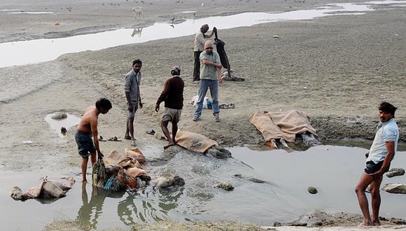 India: hallan más de 100 cadáveres en afluente del río Ganges
