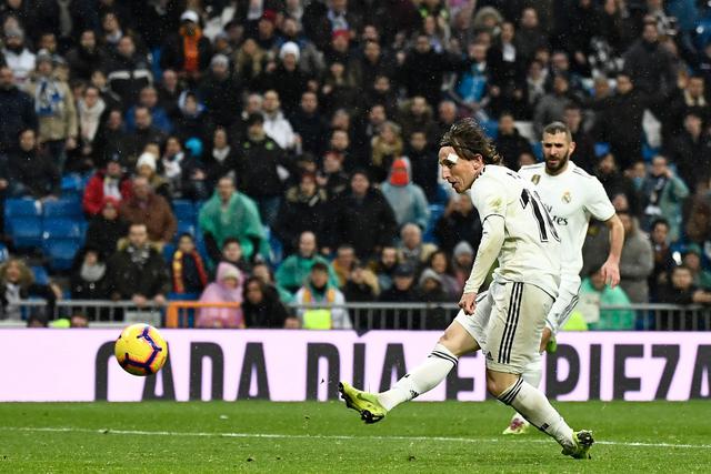 Real Madrid vs. Sevilla: Modric robó el balón y definió de manera genial para el 2-0. (Foto: AFP)