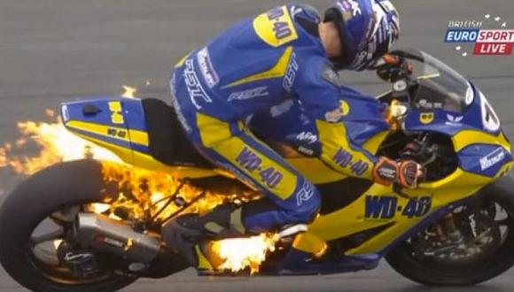 YouTube: Se incendiaba su moto, pero saltó justo a tiempo