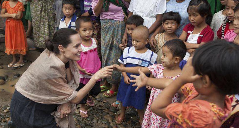 Actriz Angelina Jolie Pitt se reúne con niños durante visita a campo de refugiados en Myanmar. (Foto: Getty Images)