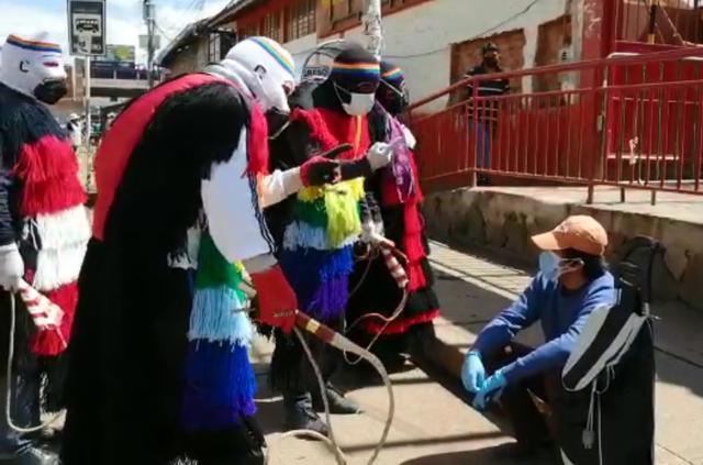 Ukukus salen a las calles de Cusco para hacer cumplir con latigazos el estado de emergencia. (Foto: Melissa Valdivia)