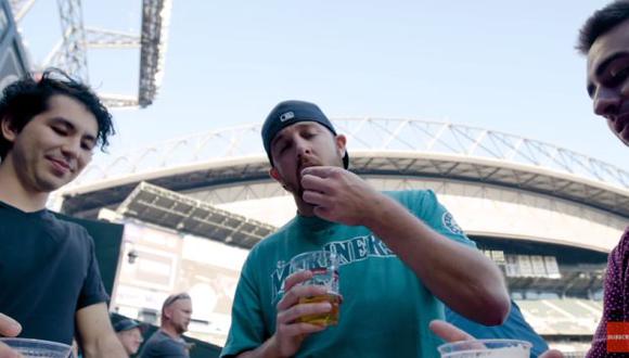 Los fanáticos del equipo de béisbol de Seattle convirtieron en un éxito instantáneo el peculiar bocadillo. (Foto: YouTube)
