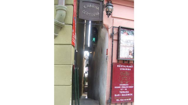 Mira el callejón más angosto de Praga que mide 50 centímetros - 2