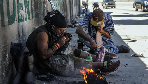 Personas en situación de calle consumen drogas el 5 de septiembre de 2022, en la ciudad de Tijuana, en Baja California, México. (Foto de Joebeth Terriquez / EFE)