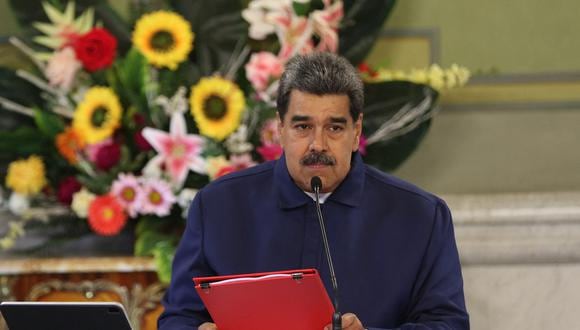 El presidente de Venezuela, Nicolás Maduro, hablando durante el acto de promulgación de la Ley Orgánica de Extinción de Dominio en el Palacio de Miraflores en Caracas el 28 de abril de 2023. (Foto de Wendys OLIVO / Presidencia de Venezuela / AFP)